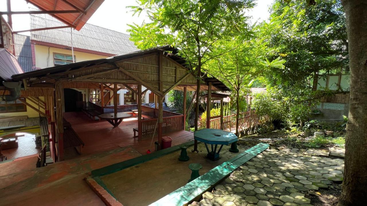 Centro Bajo Hotel & Resto Лабуан-Баджо Екстер'єр фото