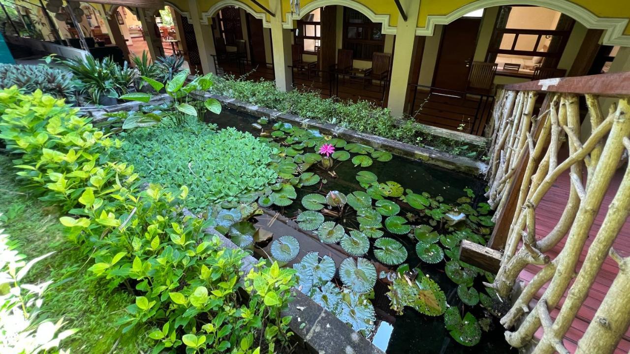 Centro Bajo Hotel & Resto Лабуан-Баджо Екстер'єр фото